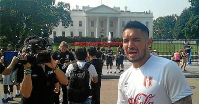 (Vídeo) Vargas bromea con un turista