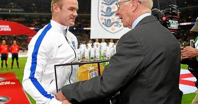 Rooney iguala el récord de Bobby Charlton con Inglaterra