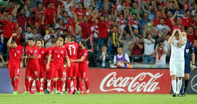Arda Turán guía a Turquía al triunfo sobre una Holanda en coma (3-0)