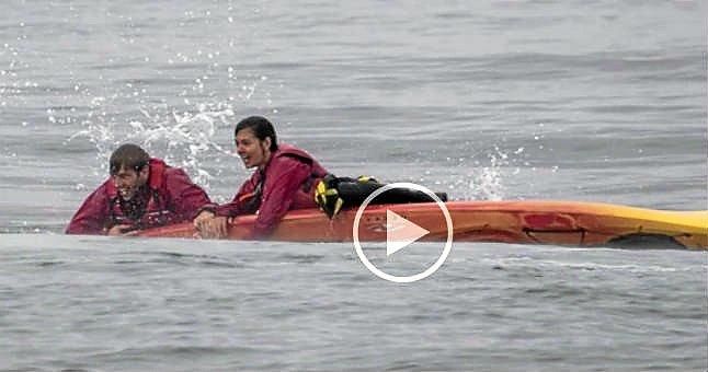 (Vídeo) Una piragua está a punto de ser aplastada por una ballena
