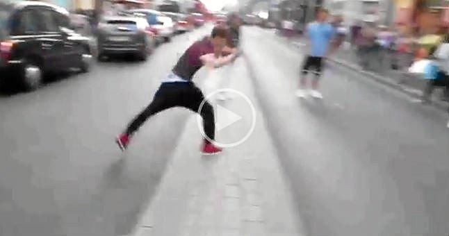 (Vídeo) Cruza la calle haciendo un salto mortal