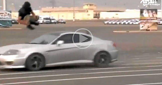 (Vídeo) Salta un coche a 72 km/h