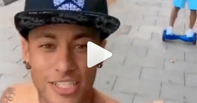 (Vídeo) Neymar se pasea en patinete