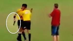 Un árbitro saca una pistola en mitad de un partido (VÍDEO)
