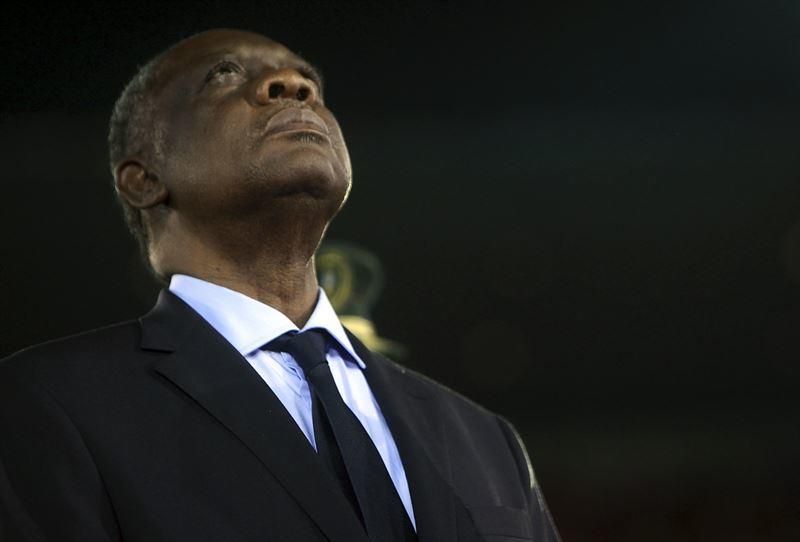 Hayatou asume la presidencia interina de la FIFA tras las suspensión de Blatter