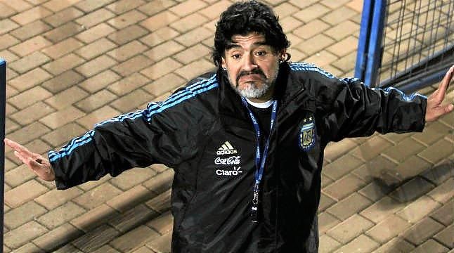 Maradona acepta el cargo que le ofreció Isabel II
