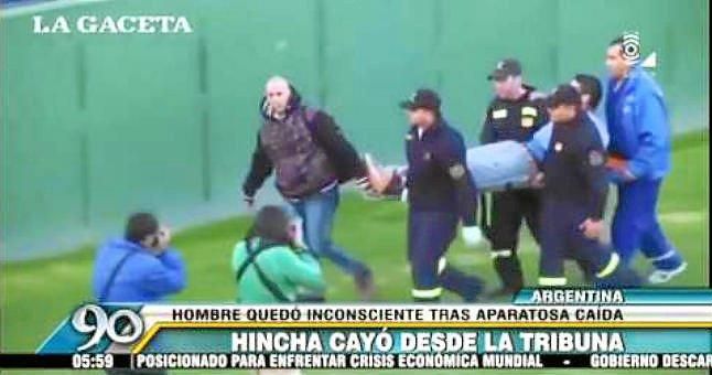 Un hincha argentino cae al vacío desde uno de los fondos de un estadio