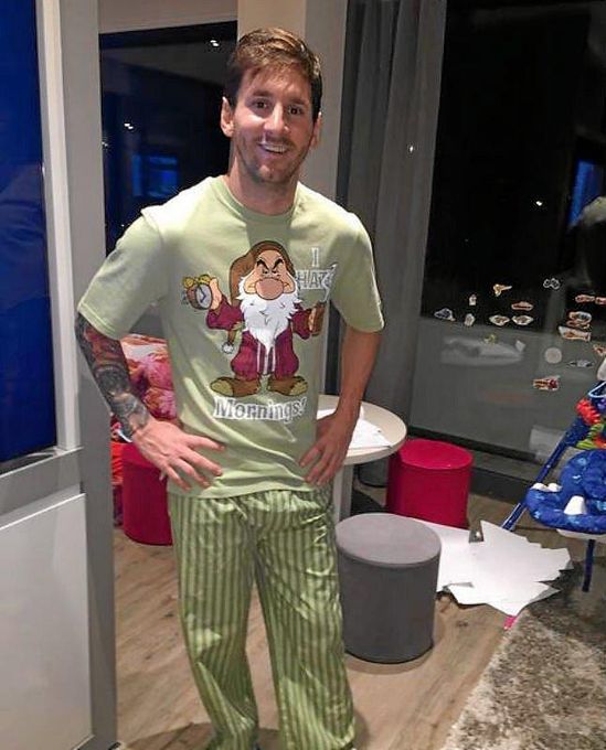 Luis Suárez regala a Messi un original pijama