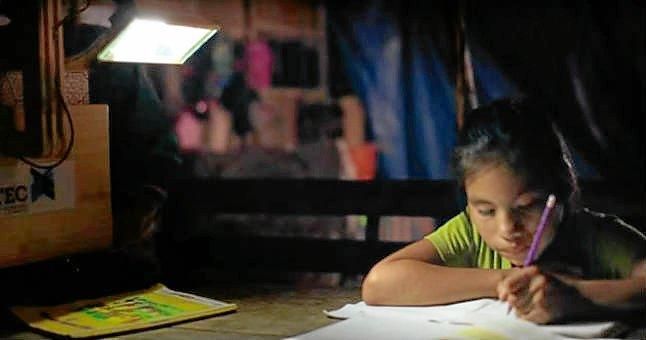 Crean unas lámparas para combatir la falta de luz en el Amazonas