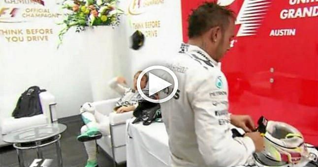 (Vídeo) Lanzamiento de gorras entre Hamilton y Rosberg