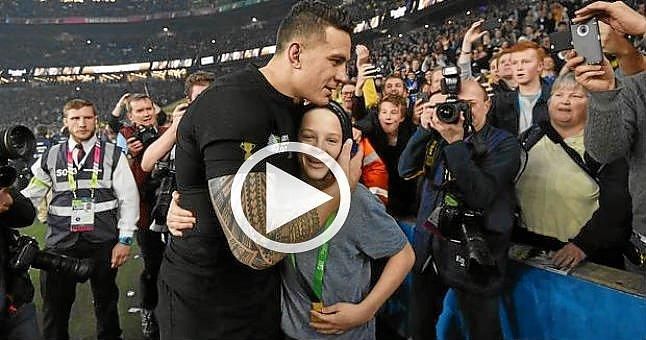 (VÍDEO) Un jugador de rugby regala a un niño su medalla de campeón