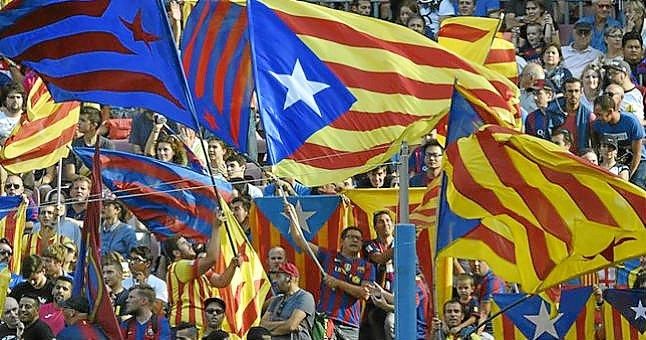 Socios del Barcelona piden a Bartomeu que impida el reparto de esteladas en el Camp Nou