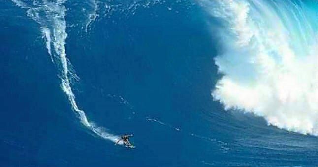 (VÍDEO) ¿Es posible surfear en mitad de un tsunami?