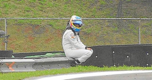 Alonso se retira con su McLaren ardiendo