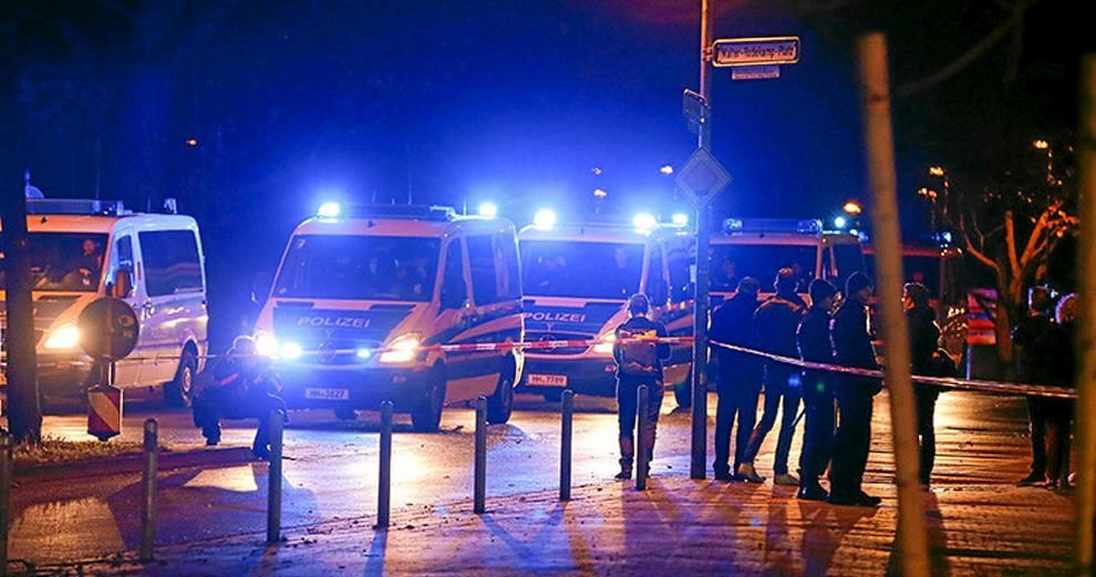 Una ambulancia con explosivos, probable causa de la suspensión del Alemania-Holanda