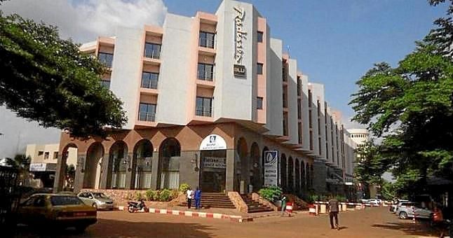 Hombres armados irrumpen en un hotel de Bamako al grito de "Alá es grande" y secuestran a 170 rehenes