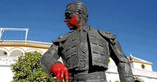 Urbanismo paraliza la limpieza de la estatua de Curro Romero