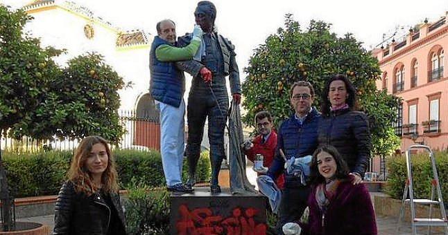 El abogado Joaquín Moeckel limpia la escultura de Curro Romero