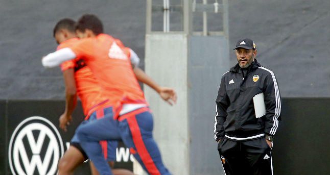 El Valencia vuelve a entrenar con sólo ocho jugadores del primer equipo