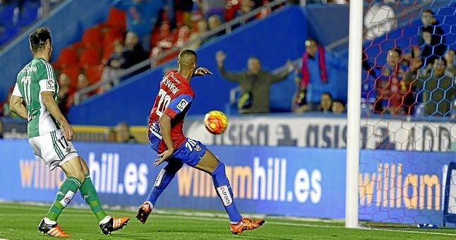 El Betis supera al Sevilla como equipo más protegido por los palos