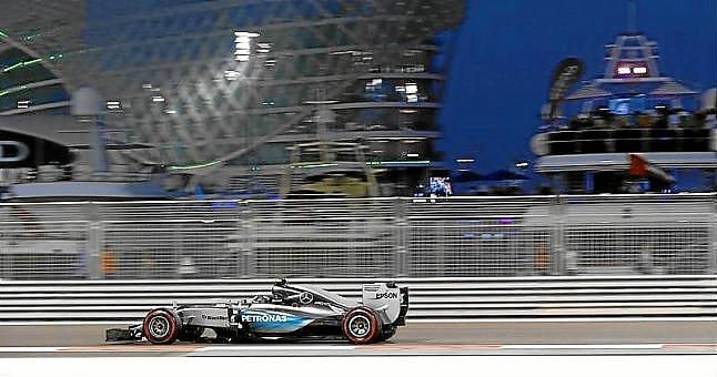 Rosberg se lleva la última pole y Alonso sufre un pinchazo