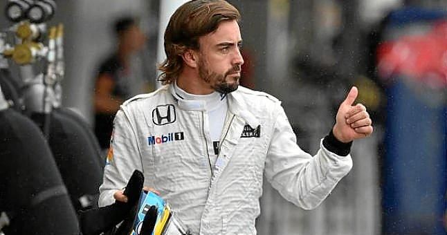 Alonso pilota en Japón una moto Honda y un McLaren de Senna