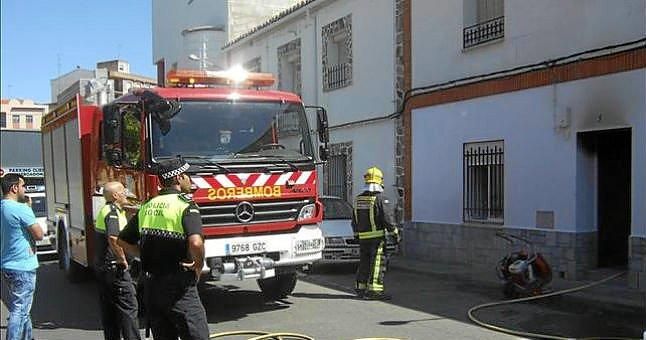 Trasladadas tres personas al Virgen del Rocío por un incendio en una vivienda de Coria