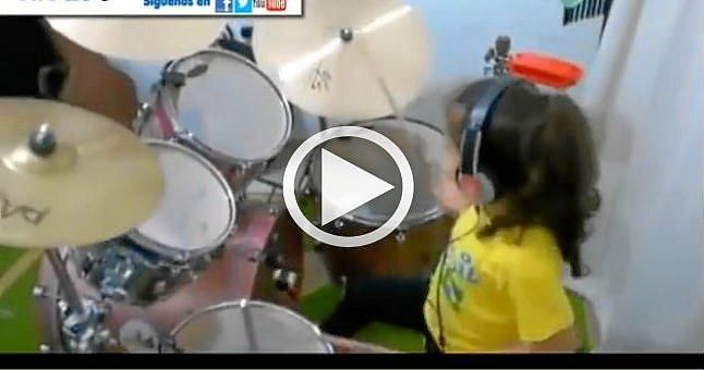 (VIDEO) La niña que asombra con la batería
