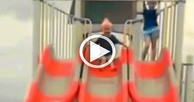 (Vídeo) Una peculiar forma de bajar del tobogán
