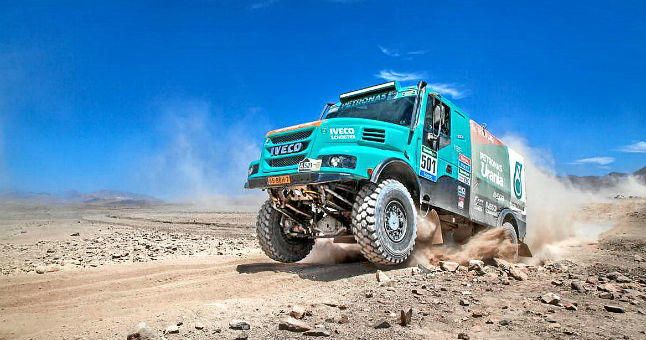 Un camión con tripulación argentina sorprende al mundo en el Dakar