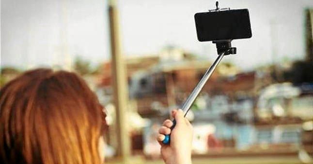 Los 'palos selfies' podrán ser prohibidos en las visitas a la Alhambra