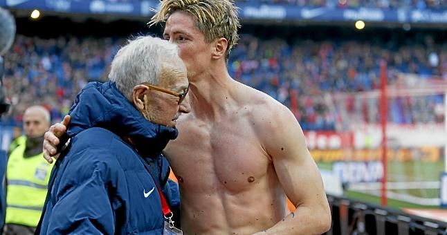 El descubridor de Torres cede la camiseta del gol 100 al Museo del Atlético