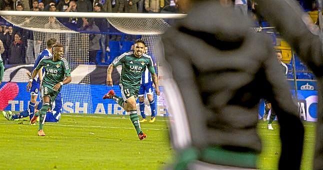 Vargas asiste, marca y salva un gol en Riazor