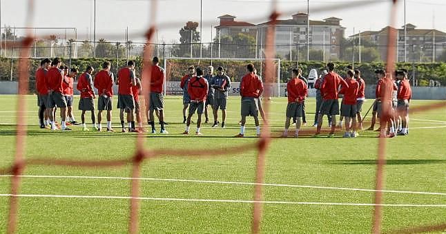El Sevilla se prueba en césped artificial