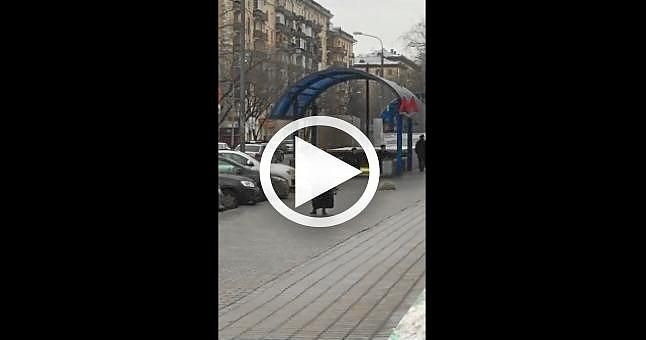 Una mujer pasea la cabeza de un niño por las calles de Moscú