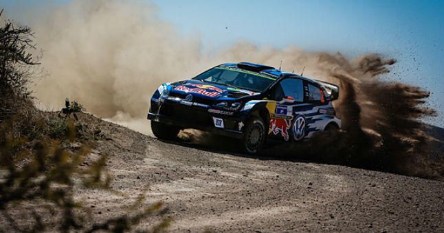 Dani Sordo acaricia el podio en el Rally de México