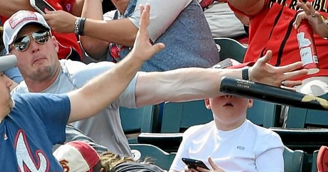 Un padre evita que un bate de béisbol impacte en su hijo