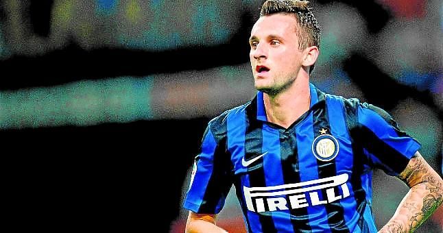 El Inter planea la salida de Brozovic, que fue vinculado al Sevilla
