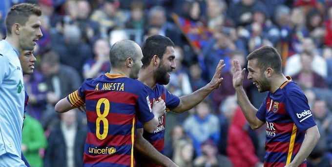 La Liga sigue igual: el Barça arrasa y Saúl dirige la victoria del Atlético