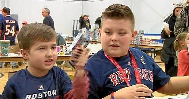 Un niño vende sus cromos de béisbol para ayudar a su amigo con cáncer