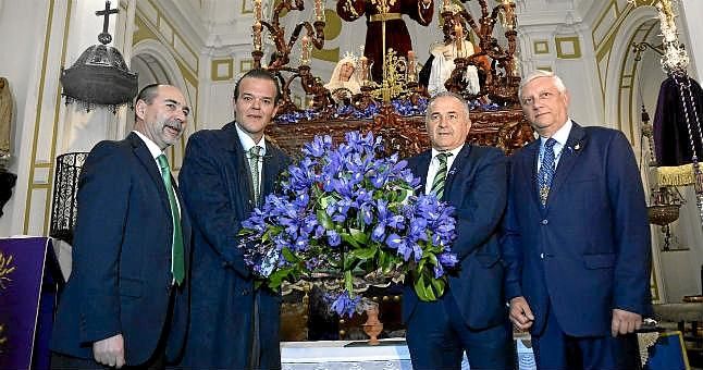 El Betis realiza la tradicional ofrenda floral al Cristo de la Misión