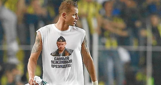 Multa de 5.000 euros al jugador ruso que mostró la camiseta de Putin