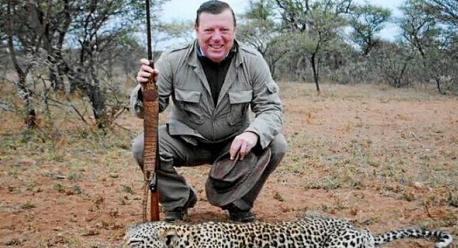 Una foto en Twitter de César Cadaval con un leopardo desata la polémica