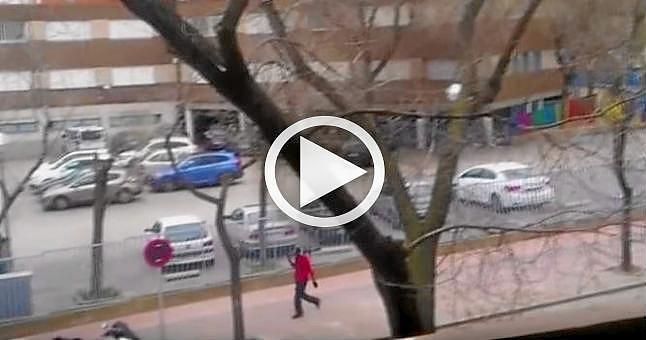 Un hombre armado con un fusil de asalto se pasea por las calles de Madrid