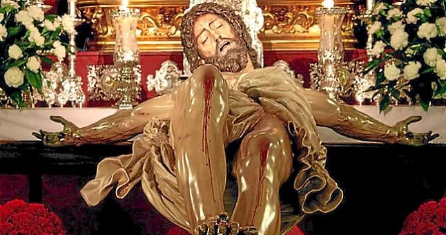 La Hermandad de la Trinidad escenifica la liberación de un preso indultado por el Estado