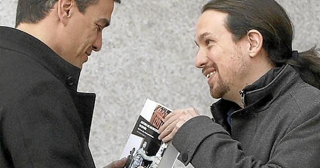 Pablo Iglesias le regala a Pedro Sánchez un libro sobre baloncesto