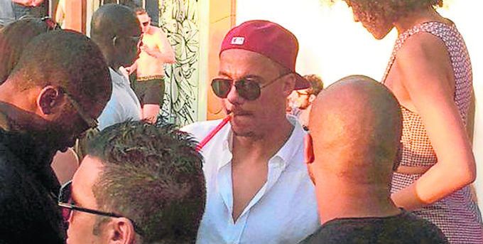 El Aston Villa suspende a Agbonlahor por fumar cachimba