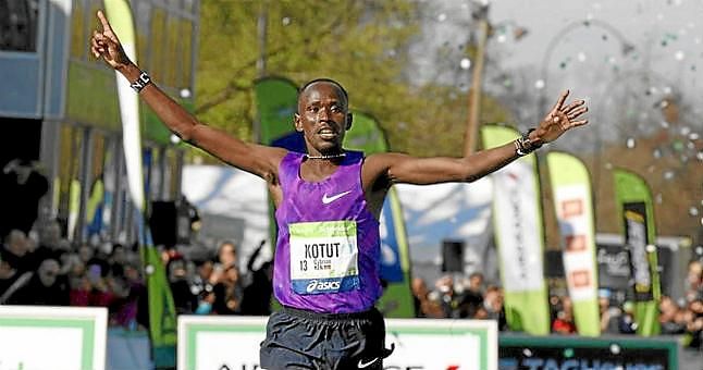 El keniano Cybrian Kotut gana la 40 edición del maratón de París