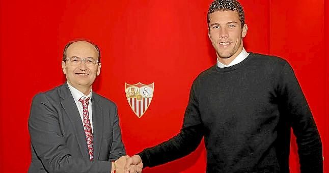 David Soria renueva con el Sevilla hasta 2019
