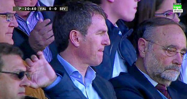 Gameiro exhibe su olfato goleador ante Roberto Fernández